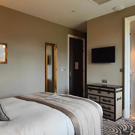 ออดเฟลโลว์ ออน เดอะ พาร์ค Hotel ชีเดิล ห้อง รูปภาพ A room at the hotel