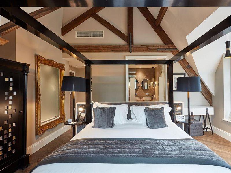 ออดเฟลโลว์ ออน เดอะ พาร์ค Hotel ชีเดิล ภายนอก รูปภาพ A bedroom at the hotel