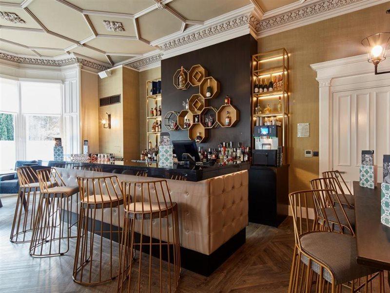 ออดเฟลโลว์ ออน เดอะ พาร์ค Hotel ชีเดิล ภายนอก รูปภาพ The bar at the 1887