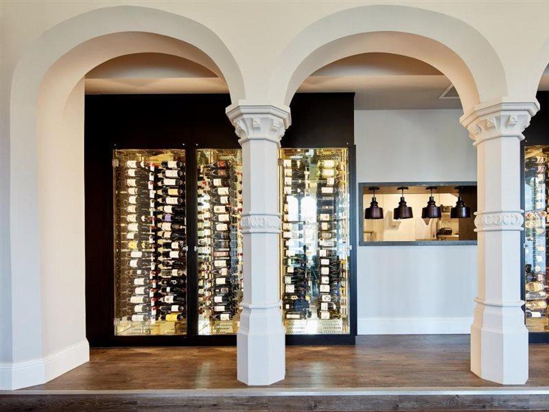 ออดเฟลโลว์ ออน เดอะ พาร์ค Hotel ชีเดิล ภายนอก รูปภาพ Wine display at the restaurant