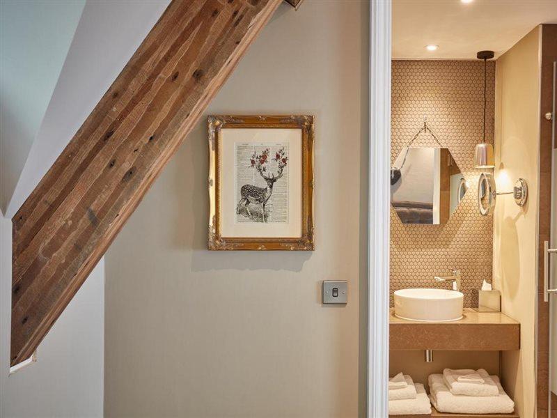 ออดเฟลโลว์ ออน เดอะ พาร์ค Hotel ชีเดิล ภายนอก รูปภาพ A bathroom at The Swan