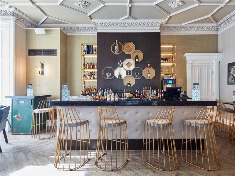 ออดเฟลโลว์ ออน เดอะ พาร์ค Hotel ชีเดิล ภายนอก รูปภาพ The bar at the 2018 refurbished hotel