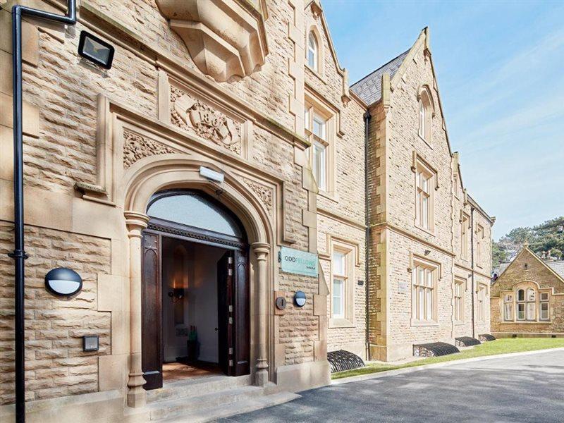 ออดเฟลโลว์ ออน เดอะ พาร์ค Hotel ชีเดิล ภายนอก รูปภาพ The former school buildings, now the home of the University of Huddersfield
