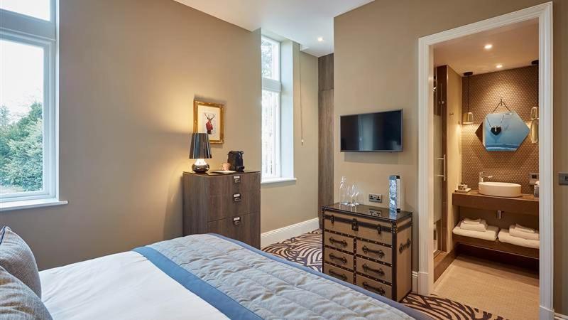 ออดเฟลโลว์ ออน เดอะ พาร์ค Hotel ชีเดิล ห้อง รูปภาพ A room at the hotel