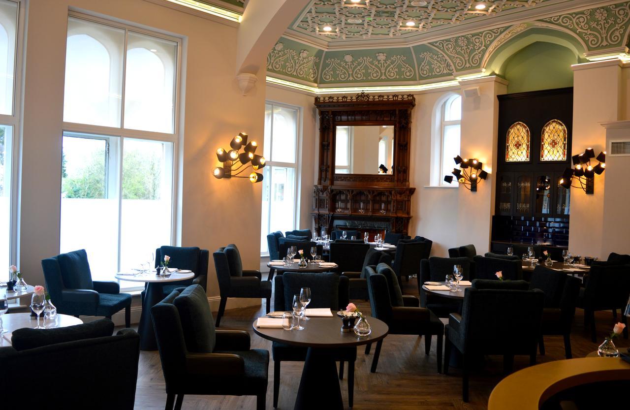 ออดเฟลโลว์ ออน เดอะ พาร์ค Hotel ชีเดิล ภายนอก รูปภาพ Interior of the restaurant
