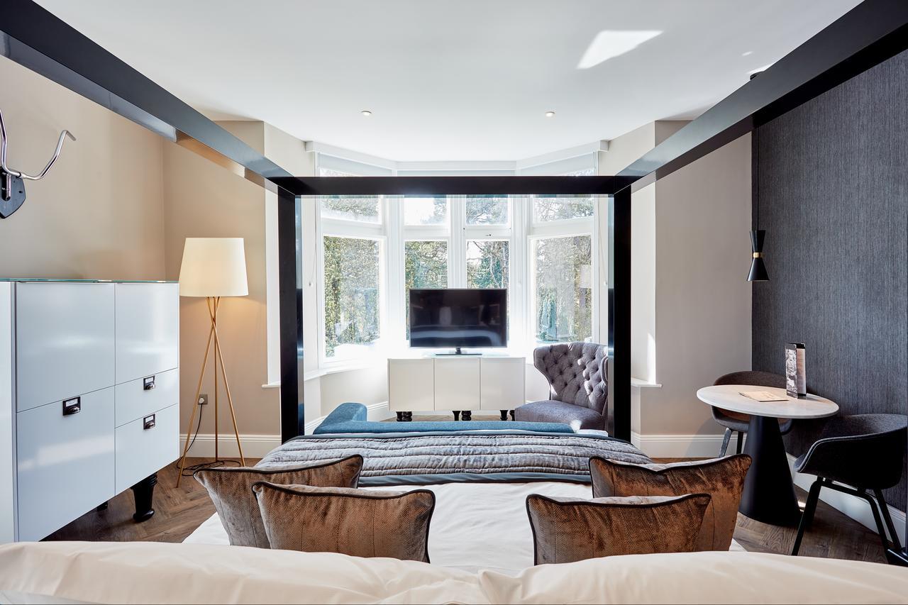 ออดเฟลโลว์ ออน เดอะ พาร์ค Hotel ชีเดิล ภายนอก รูปภาพ The interior of a suite at the hotel