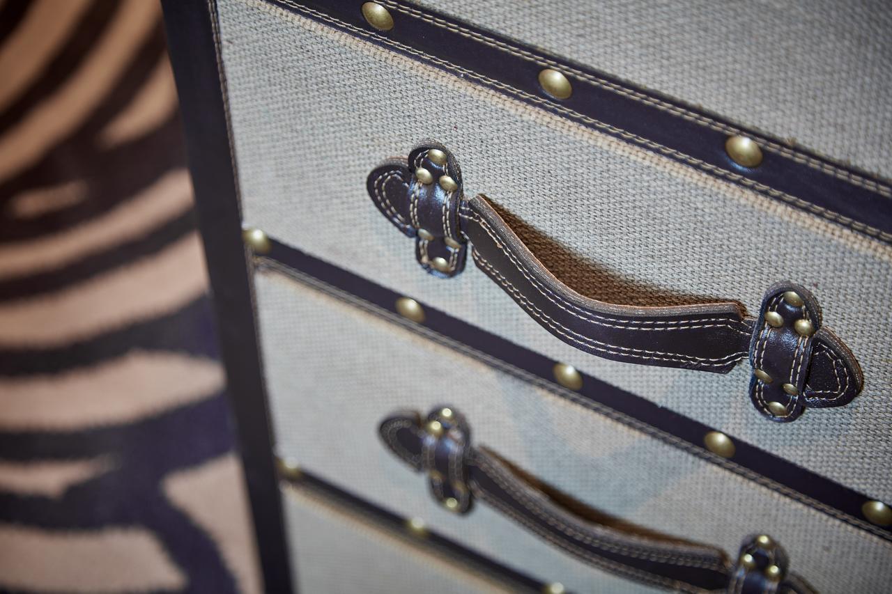 ออดเฟลโลว์ ออน เดอะ พาร์ค Hotel ชีเดิล ภายนอก รูปภาพ A leather handle on a piece of furniture