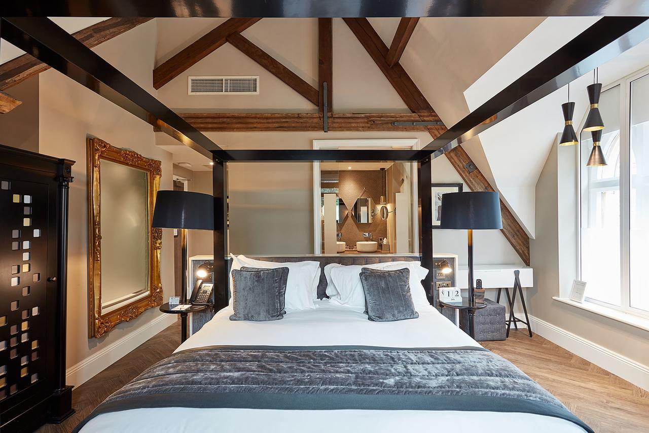 ออดเฟลโลว์ ออน เดอะ พาร์ค Hotel ชีเดิล ภายนอก รูปภาพ A bedroom at the hotel