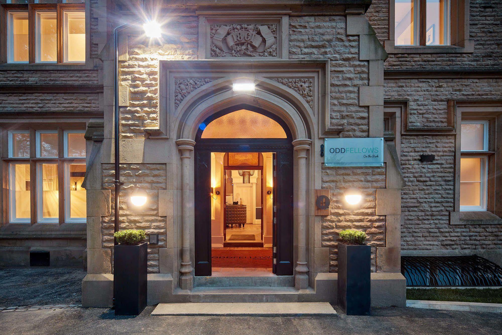 ออดเฟลโลว์ ออน เดอะ พาร์ค Hotel ชีเดิล ภายนอก รูปภาพ The entrance to the hotel