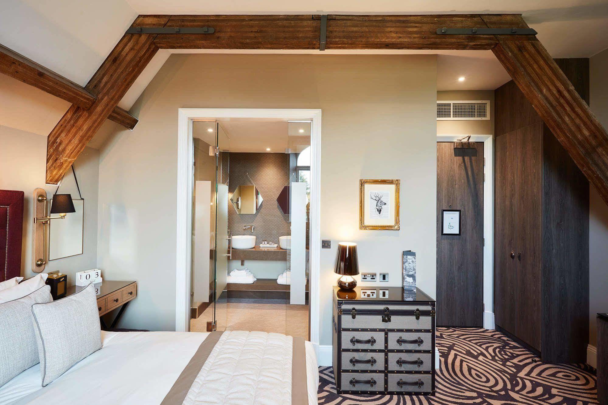 ออดเฟลโลว์ ออน เดอะ พาร์ค Hotel ชีเดิล ภายนอก รูปภาพ A room at the hotel