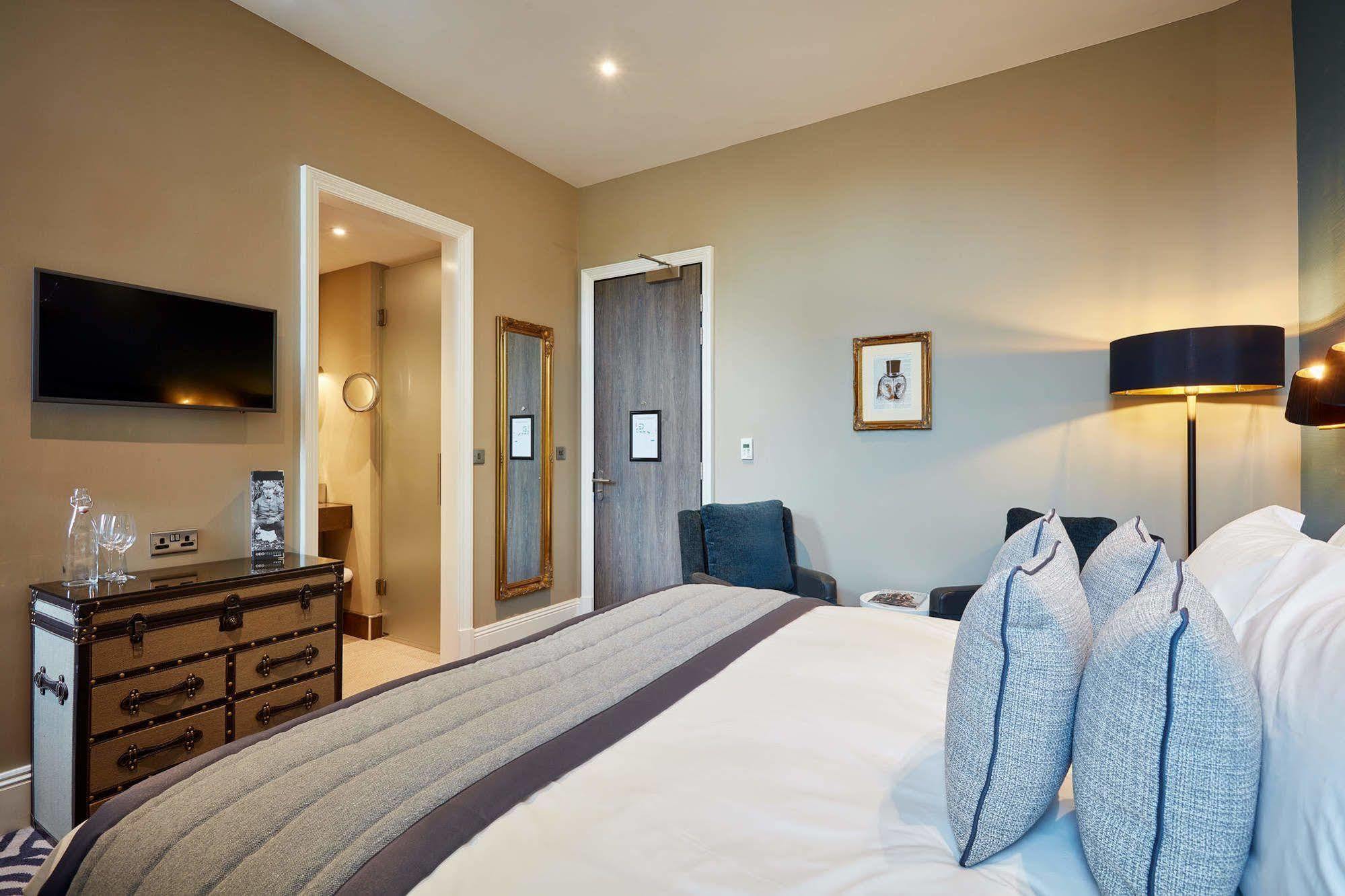 ออดเฟลโลว์ ออน เดอะ พาร์ค Hotel ชีเดิล ภายนอก รูปภาพ A bedroom at The Old Bank Hotel