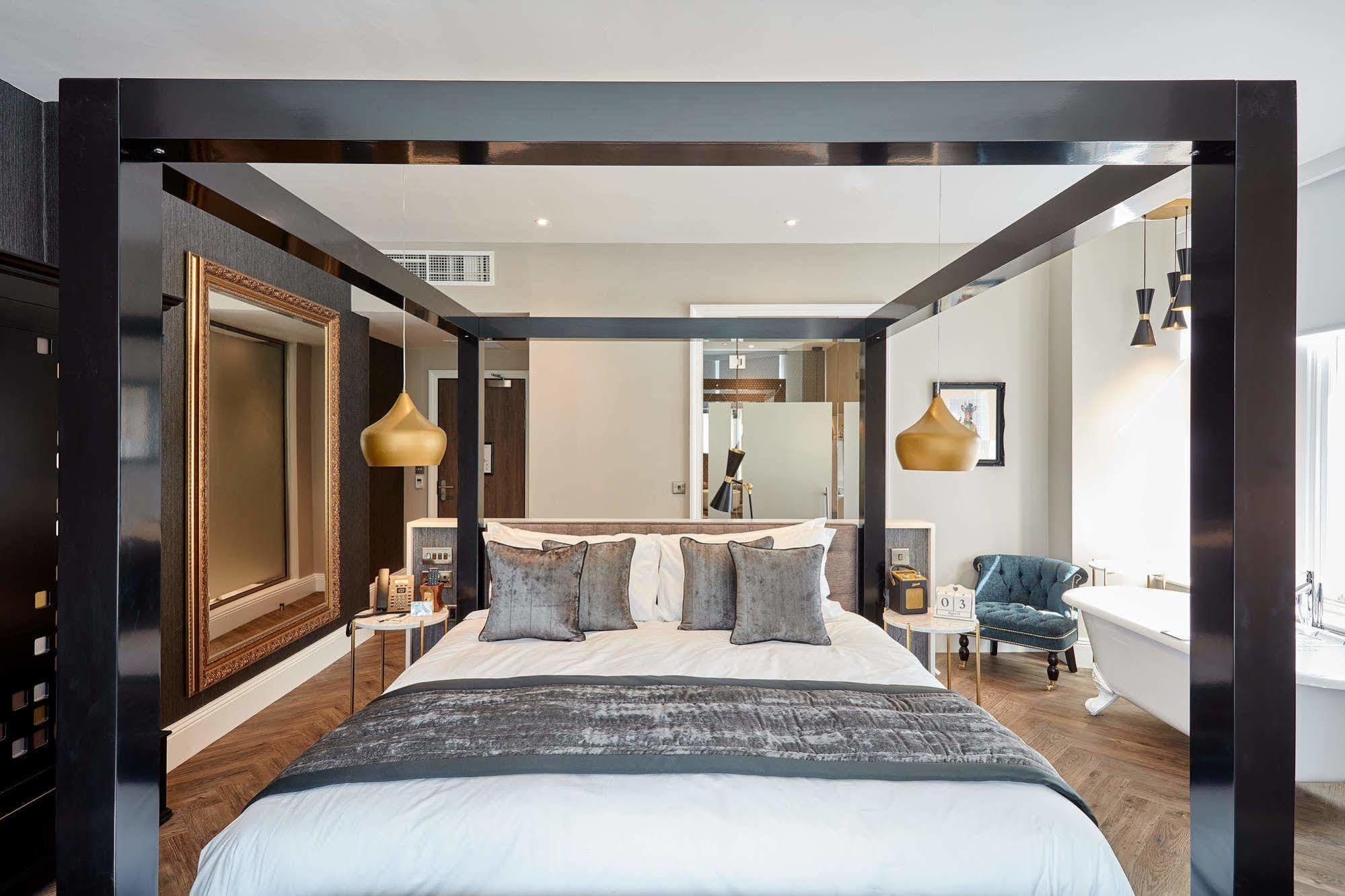 ออดเฟลโลว์ ออน เดอะ พาร์ค Hotel ชีเดิล ภายนอก รูปภาพ A bedroom at The Ivy Collection