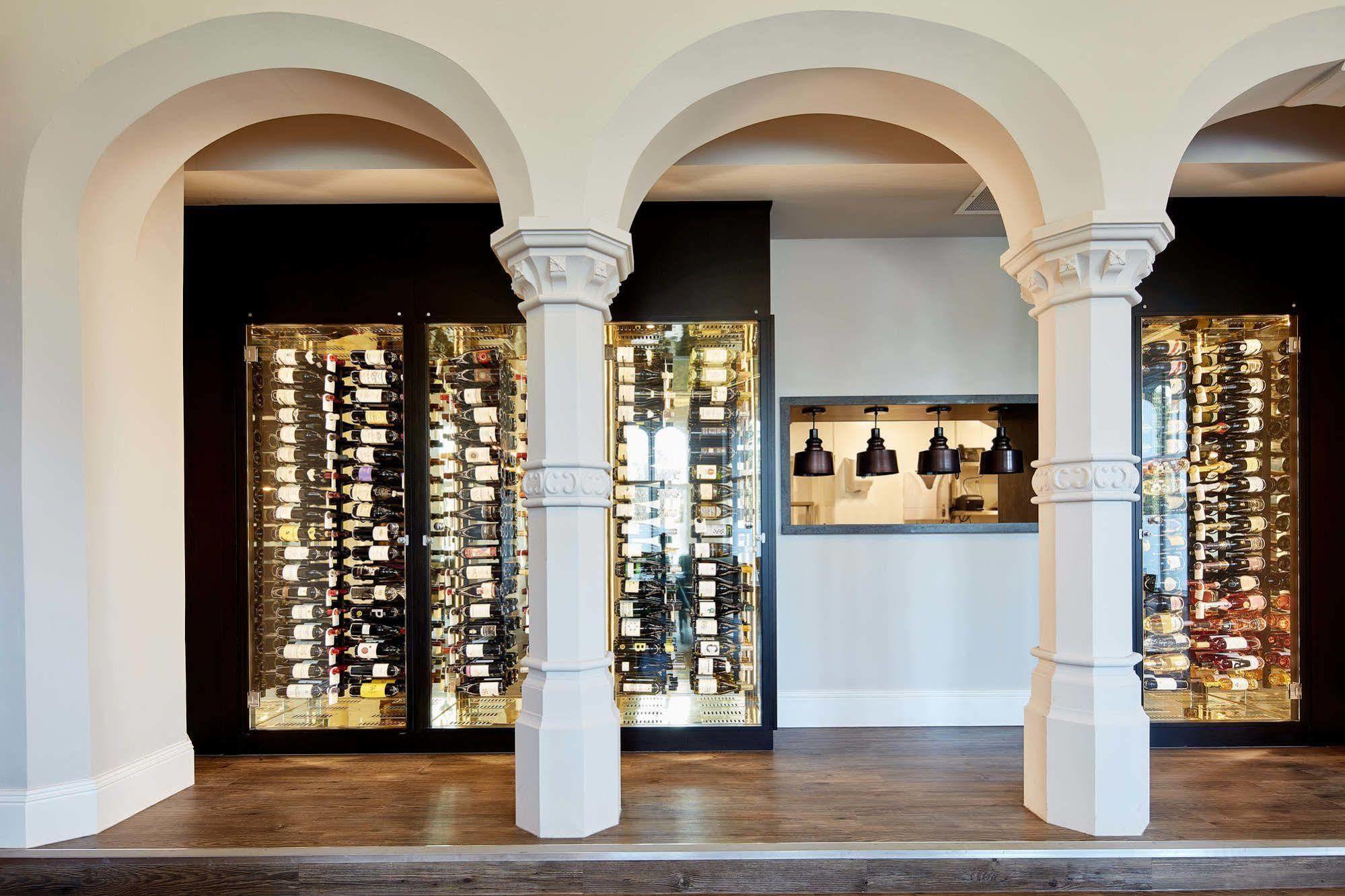 ออดเฟลโลว์ ออน เดอะ พาร์ค Hotel ชีเดิล ภายนอก รูปภาพ Wine display at the winery