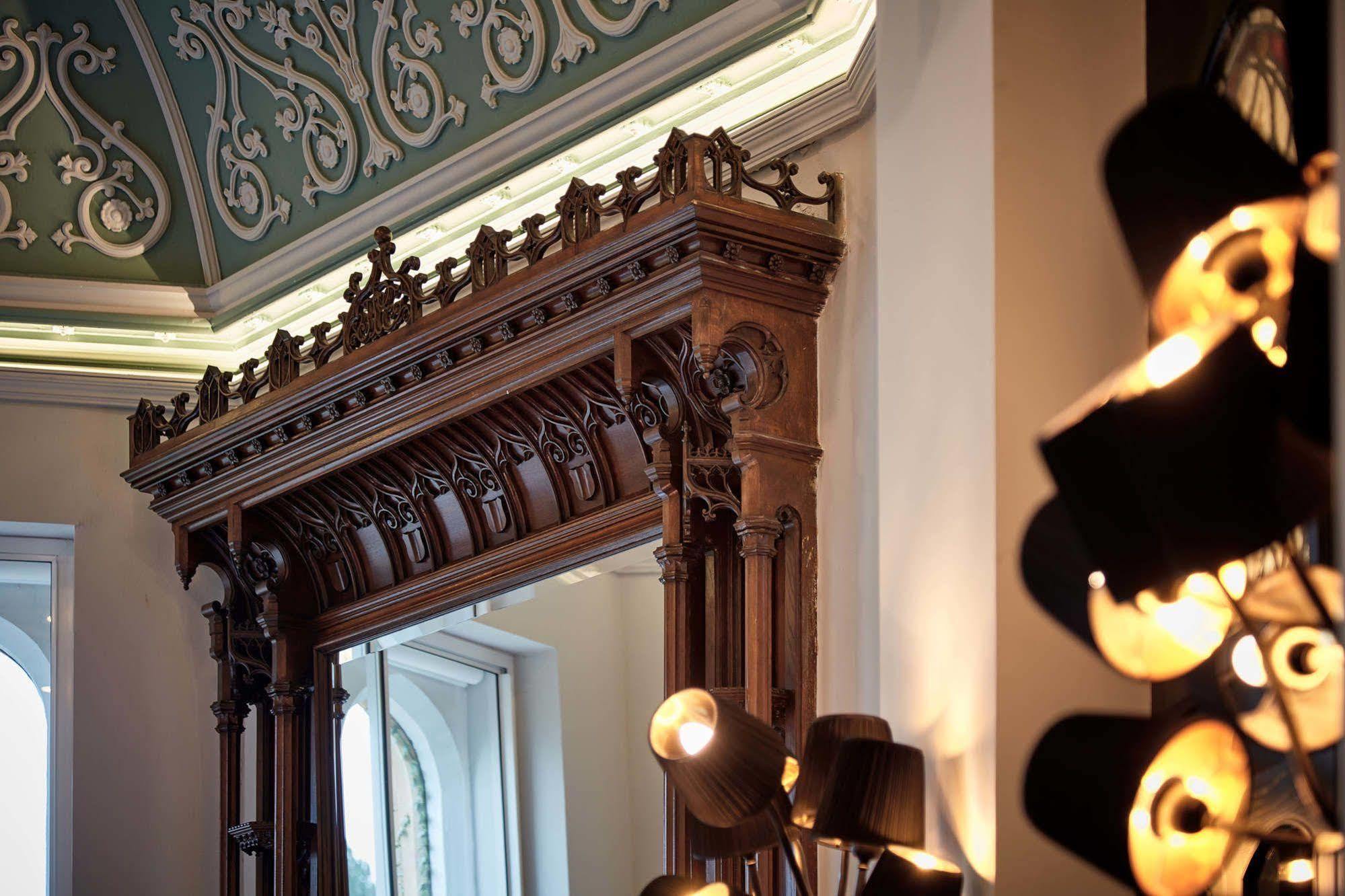 ออดเฟลโลว์ ออน เดอะ พาร์ค Hotel ชีเดิล ภายนอก รูปภาพ The interior of the hotel