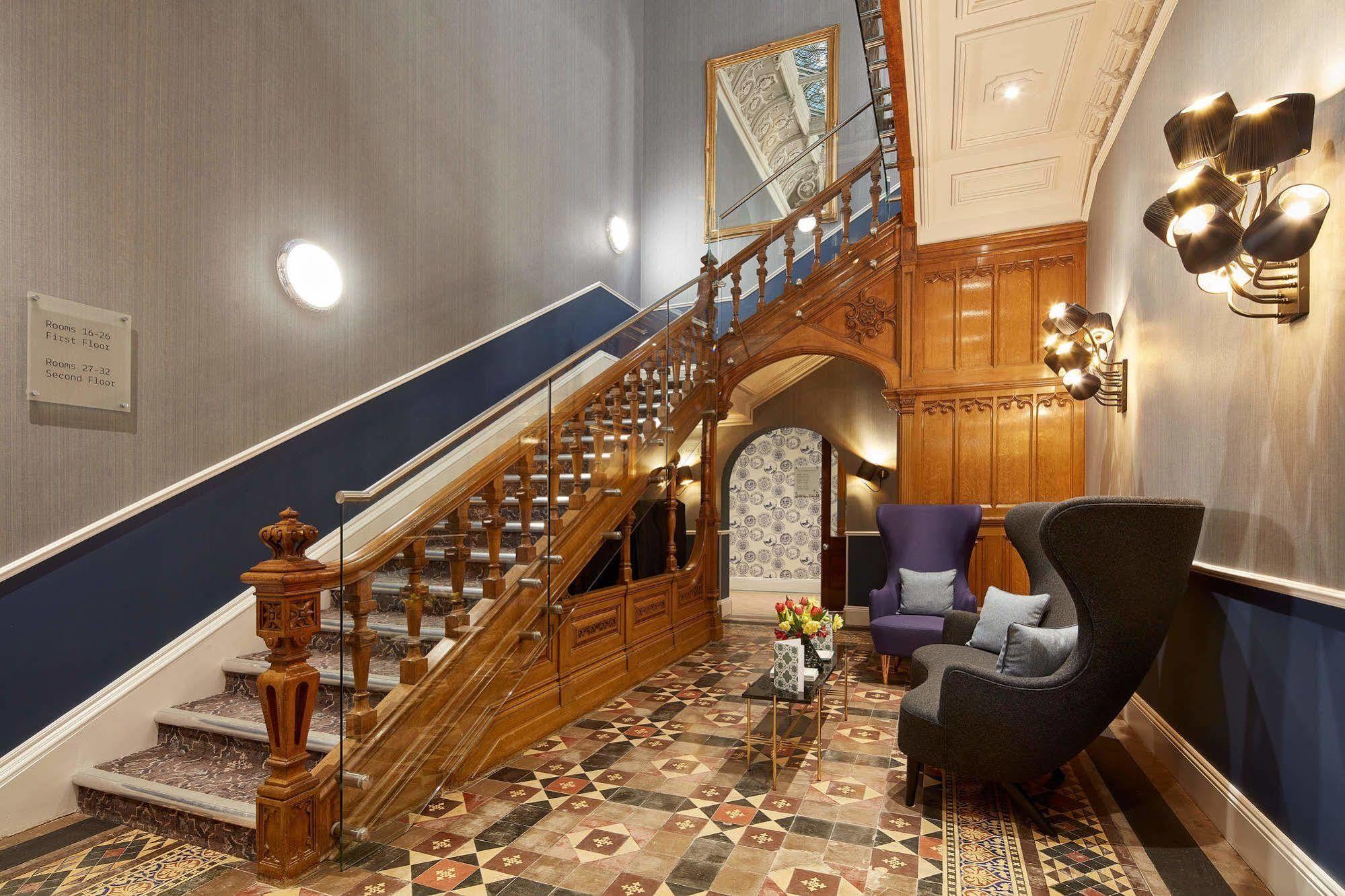 ออดเฟลโลว์ ออน เดอะ พาร์ค Hotel ชีเดิล ภายนอก รูปภาพ The staircase