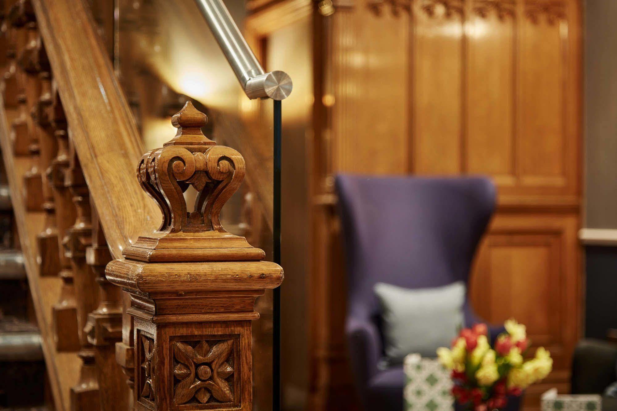 ออดเฟลโลว์ ออน เดอะ พาร์ค Hotel ชีเดิล ภายนอก รูปภาพ The interior of the hotel