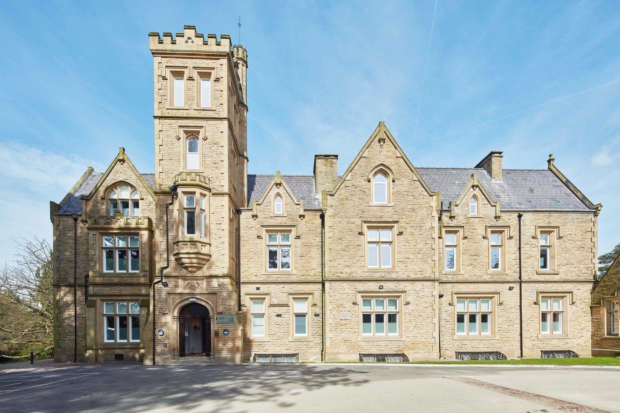 ออดเฟลโลว์ ออน เดอะ พาร์ค Hotel ชีเดิล ภายนอก รูปภาพ The former County Hospital, now the University of Huddersfield