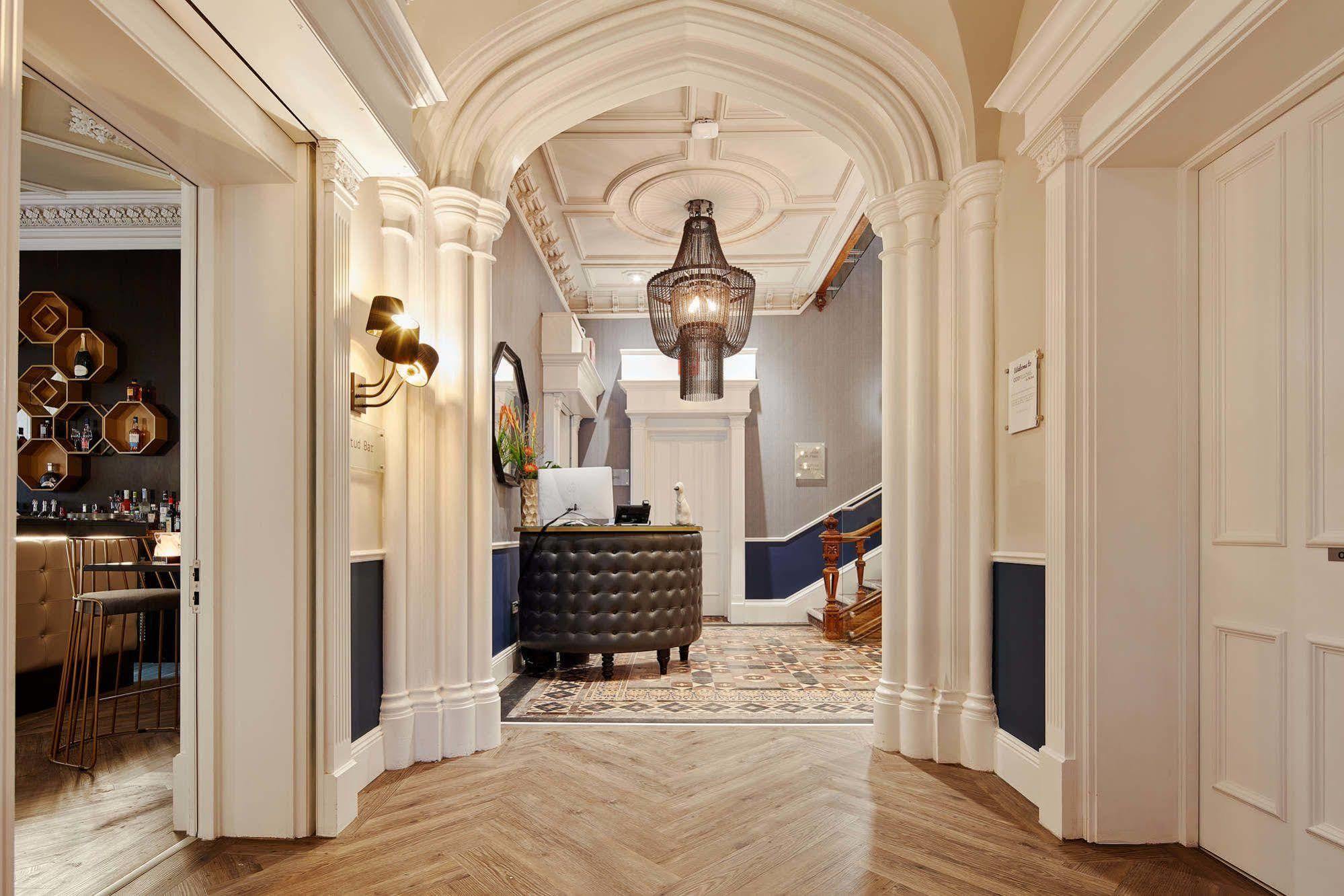 ออดเฟลโลว์ ออน เดอะ พาร์ค Hotel ชีเดิล ภายนอก รูปภาพ The interior of the hotel
