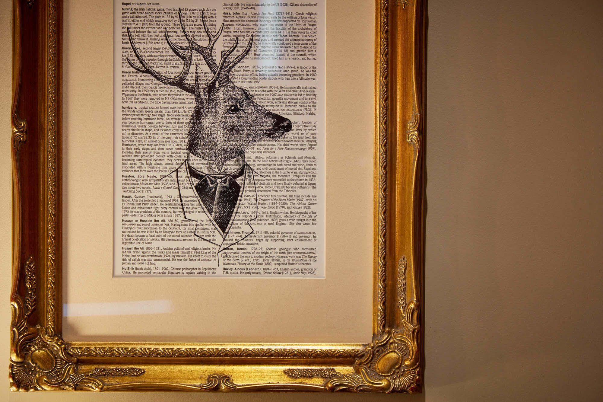 ออดเฟลโลว์ ออน เดอะ พาร์ค Hotel ชีเดิล ภายนอก รูปภาพ A framed print of a deer head with a bow tie