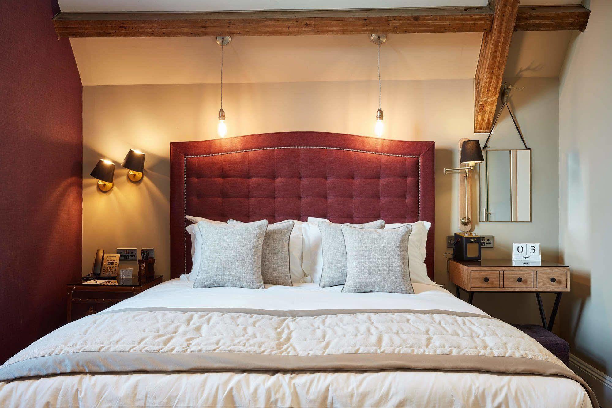 ออดเฟลโลว์ ออน เดอะ พาร์ค Hotel ชีเดิล ภายนอก รูปภาพ A bedroom at The Swan Hotel