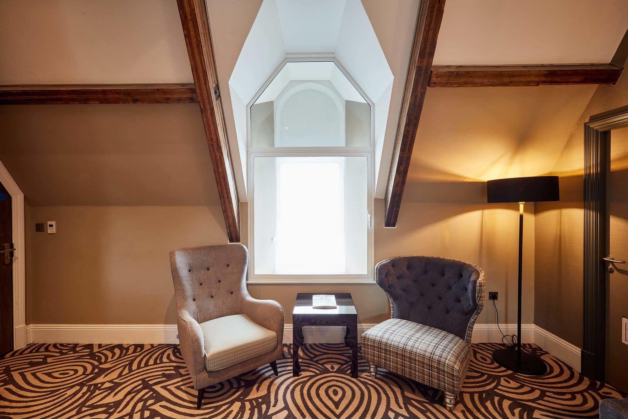 ออดเฟลโลว์ ออน เดอะ พาร์ค Hotel ชีเดิล ภายนอก รูปภาพ The interior of the hotel
