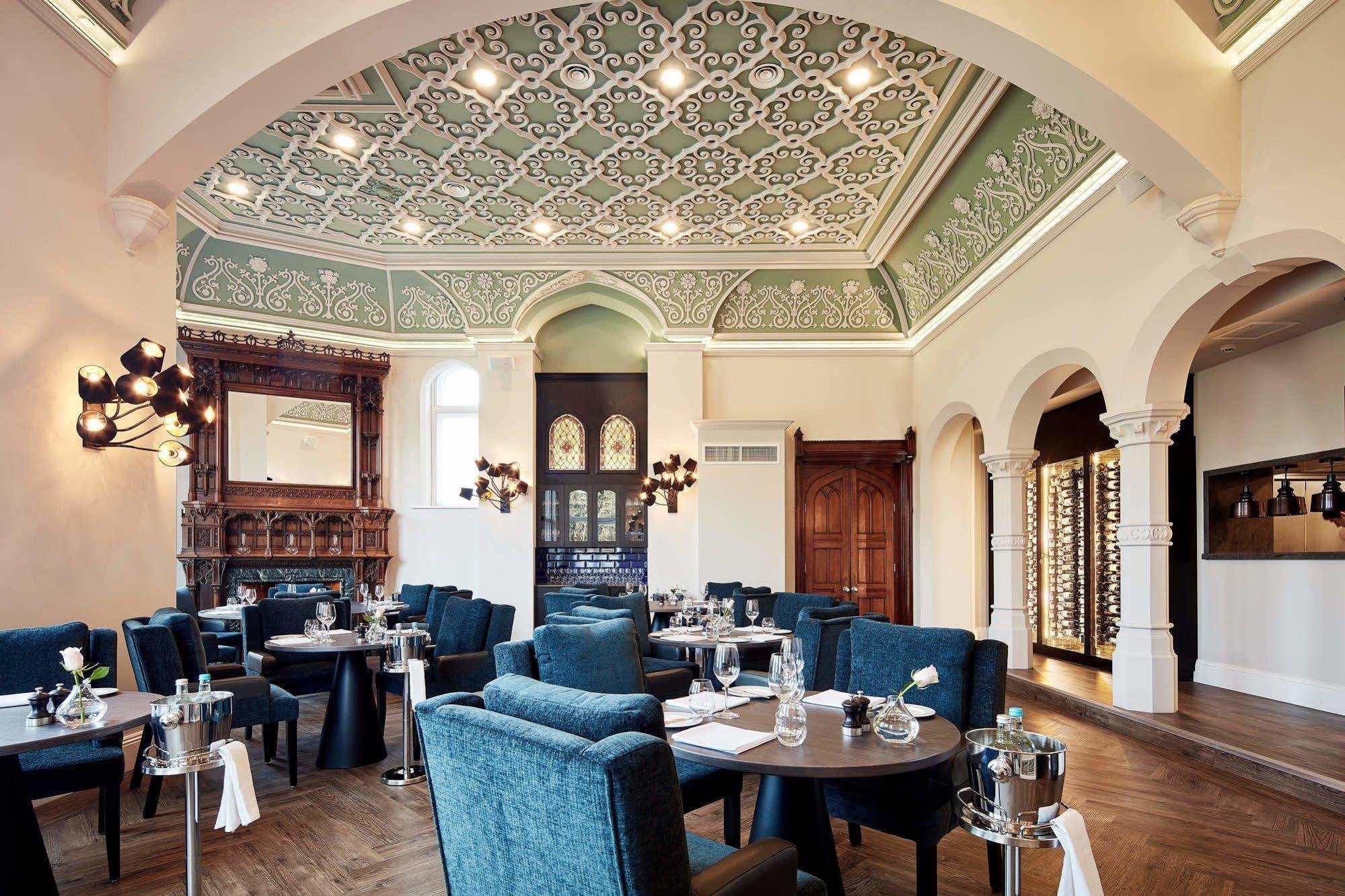 ออดเฟลโลว์ ออน เดอะ พาร์ค Hotel ชีเดิล ภายนอก รูปภาพ The restaurant's interior